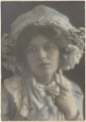 [Retrato de uma jovem mulher com um chapéu elegante]