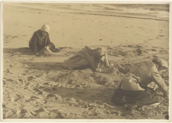 [Três meninas a fazer castelos de areia no inverno]