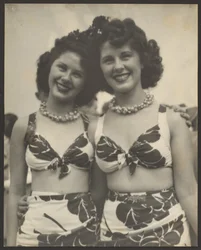 [Duas mulheres em fatos de banho].