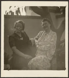 [Duas mulheres no jardim].