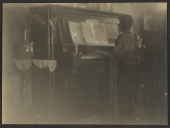 [Mulher tocando piano].