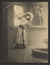 [Mulher posando com roupa mexicana].