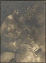 [Mulher e criança sentadas no jardim].