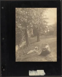Mulher e raparigas num prado