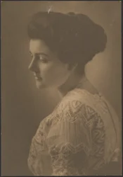 Mulher com vestido branco bordado