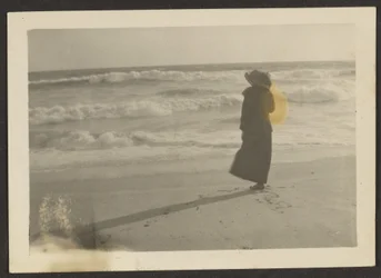 [Mulher na praia].