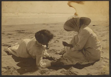 [Mulheres a descansar na praia]