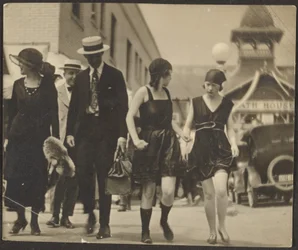 [Mulheres com fatos na rua].