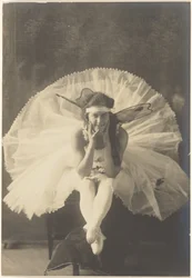 [Jovem bailarina com asas de fada].