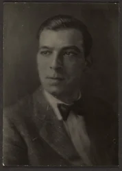 [Jovem com laço]