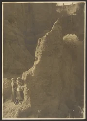 [Jovens Mulheres em Rocky Ravine]