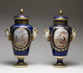 Par de vasos (porcelana de pasta mole com tinta e dourado)