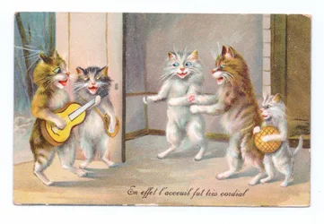 Postal eduardiano de um gato a tocar guitarra com outros três gatos e um gatinho, c. 1910