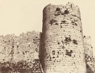 Kalaat-El-Hosn, Deuxième Enciente, Extérieur, Tour d