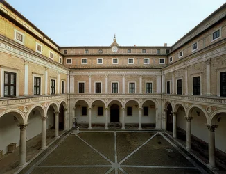 Pátio do Palazzo Ducale em Urbino. 1472. Fotografia de 1999