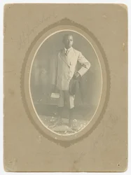 Fotografia de Amos Harper indo para a escola, ca. 1910.