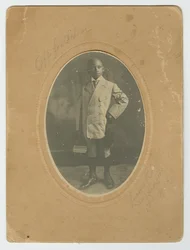 Fotografia de Lucius Harper, Jr. a caminho da escola, ca. 1910.