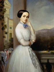Retrato de mulher em vestido branco na varanda