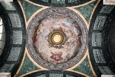 Vista da cúpula da Capela Cybo, decorada a fresco por Luigi Garzi (1638-1721) (Vista da cúpula da Capela Cybo, a fresco por Luigi Garzi) Basílica de Roma de Santa Maria del Popolo (Igreja de Santa Maria del Popolo), Capela Cybo