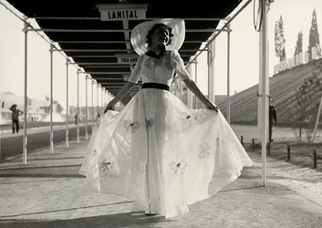 Modelo com um vestido de verão completo criado pela casa de alta costura "Graldi". O vestido é de tecido leve decorado com bordado; um chapéu de aba larga completa o conjunto. (foto a p/b)