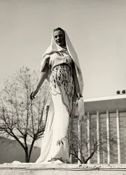 Modelo em vestido de noite de tecido estampado floral, criado pela casa de alta costura "Lamma". O artigo é completado com um véu comprido. (foto a p/b)