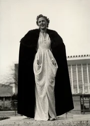 Modelo em vestido de noite, uma criação da casa de alta costura "Graldi". O artigo é complementado por uma capa aparada com pêlo. (foto a p/b)