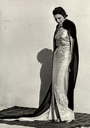 Modelo em vestido de noite criado pela casa de alta costura italiana "Dragoni". O artigo é complementado por um longo manto de veludo (foto a p/b)