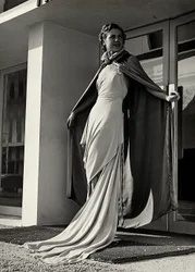 Modelo em vestido de noite criado pela casa de alta costura "Graldi". O artigo é complementado por um manto de tecido leve. (foto a p/b)