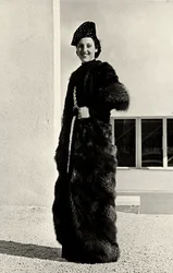 Modelo veste um sobretudo de raposa prateada criado pela casa de couture italiana "Dragoni". O conjunto é completado com um chapéu bordado. (foto a p/b)