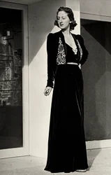Modelo veste longo vestido de noite de veludo escuro com decoração bordada, criado pela casa de alta costura italiana "Fercioni". (foto a p/b)