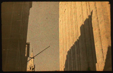 Fotografia a cores de edifícios urbanos com Autochrome Lumière e uma câmara de 35 mm antes...