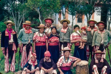 Aldeões guatemaltecos em trajes tradicionais posam para retrato de grupo em Todos Santos C...