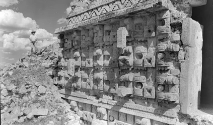 Escultura em relevo numa ruína monumental maia, península de Yucatán. 1936