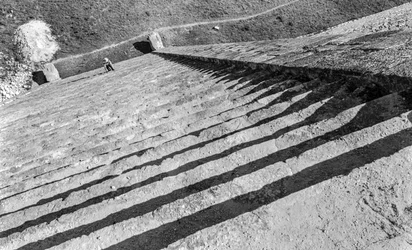 Degraus que ascendem à ruína monumental maia, a pirâmide de Chichen Itza. 1936