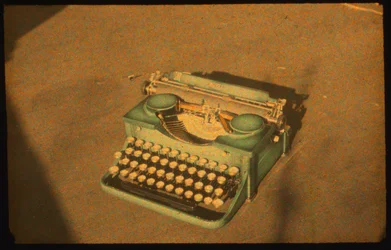 Fotografia a cores de uma máquina de escrever tirada com Autochrome Lumière e uma câmara de 35 mm...