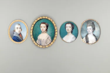 Sra. Arabella Walker-Heneage, nascida Cope (dc 1818), em vestido creme com orla de renda e sobrecapa de pele, pérolas entrelaçadas no cabelo encaracolado e arrepiado, céu e fundo de nuvens