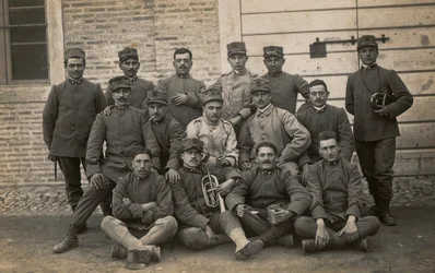 Álbum "The GM R. Army (World War I)": soldados do 36º Regimento de Infantaria com dois trombeteiros (foto a p/b)