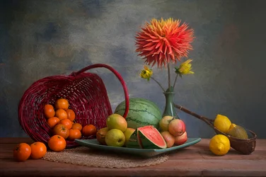 Fruta abundante e dália