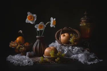 Natureza-morta com narcisos e fruta