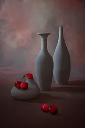 Elegante natureza-morta com cerejas