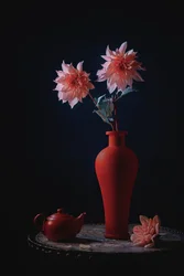 Dálias cor-de-rosa, jarra vermelha