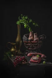 Natureza-morta vintage com botinhas de bebé