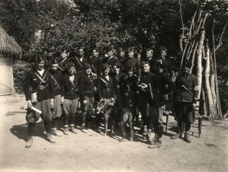 Álbum "MVSN- Blackshirts": Grupo da milícia com modelo de adaga 20 anos (foto a p/b)