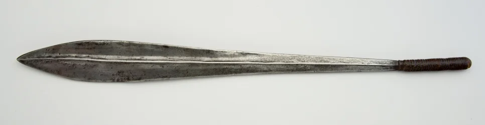 Ol alem, espada (ferro, madeira e couro)