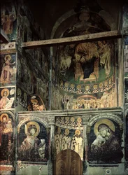 Iconostasis e abside, afrescos pintados 1313