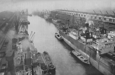 Uma grande zona das docas do norte, trinta e quatro milhas do mar e ainda um porto, c1935