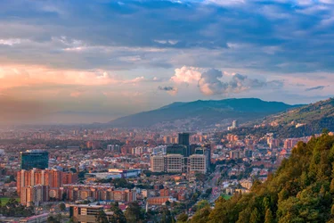 Bogotá, Colômbia - Vista Panorâmica em ângulo elevado da parte norte da capital como vista de La Calera na Cordilheira dos Andes.