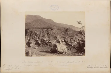 Estudo detalhado do corte na formacąō glacial do Portão Vermelho mostrando o bloques erraticos