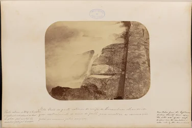 Vista da parte exterior do recife de Pernambuco olhando - se quasi verticalmente de cima do farol para mostrar as escavaçãos feitas no mesma pedra ouriço