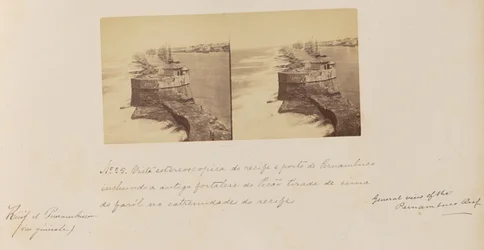 Vista estereoscópica de recife a porto de Pernambuco incluindo a antiga fortalesa do Picão tirada de cima do farol na extremidade du recife